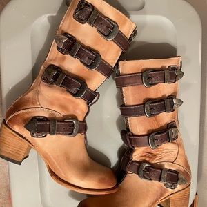 Freebird Notorious- Beige with Brown straps.  Slightly worn- don’t love them